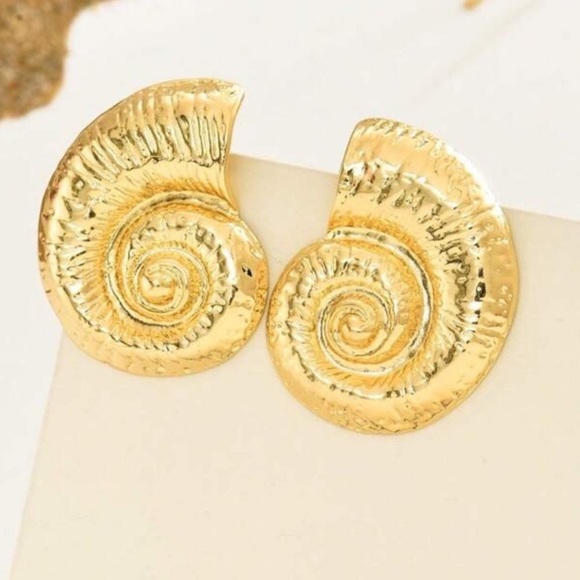 “Beach Please” Gold Shell Earrings - Picture 1 of 2